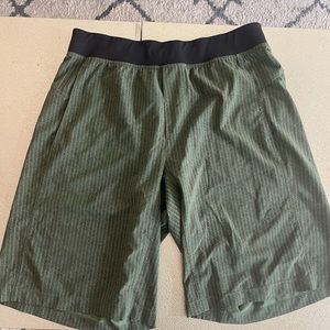Lululemon mens Size L Shorts